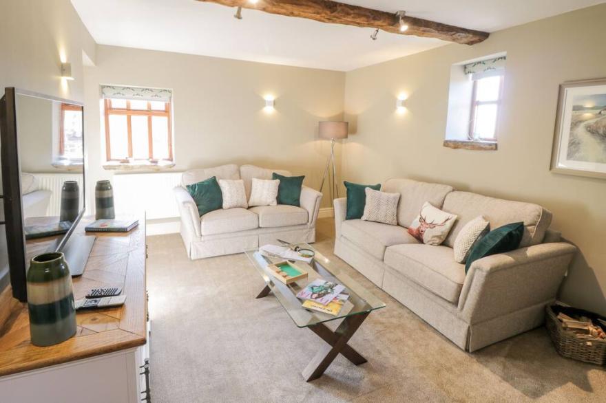 WOODSIDE BARN, family friendly, character holiday cottage in Thirsk