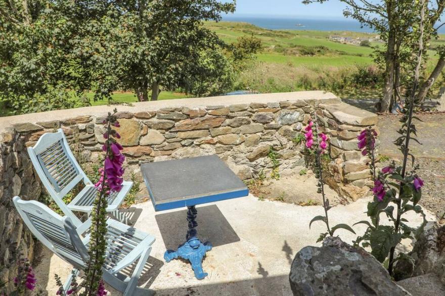 WEST MOUSE VIEW, romantic, luxury holiday cottage in Church Bay