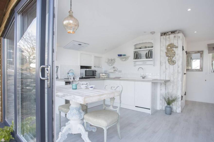 WEST MOUSE VIEW, romantic, luxury holiday cottage in Church Bay