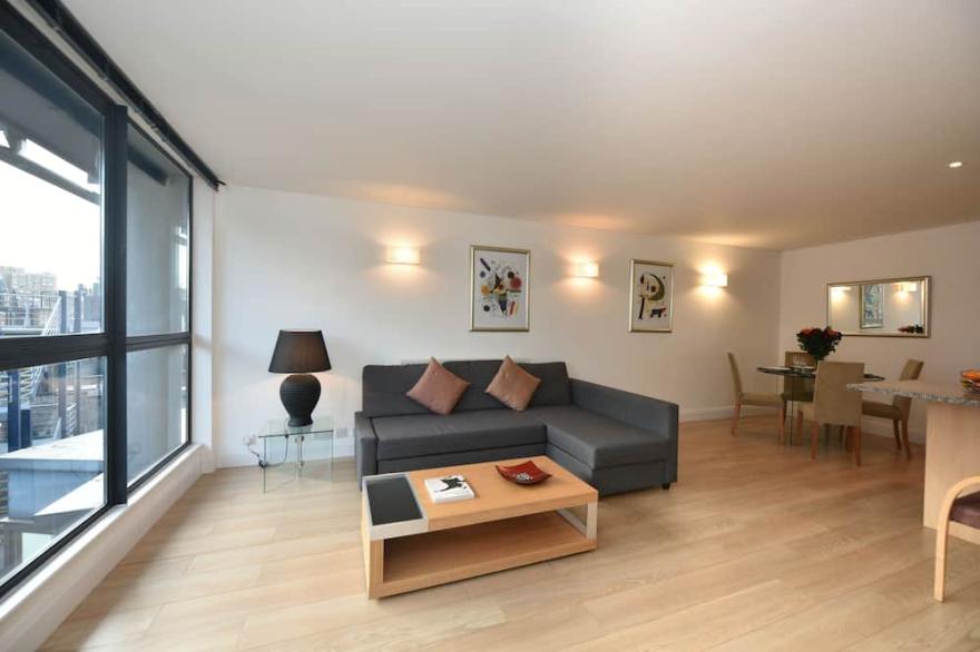 Spacious modern bright flat 2min from Tube, 24h check-in, 12min from St Paul’s