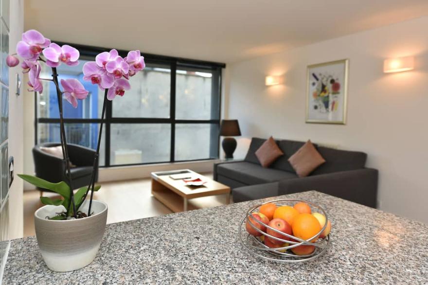 Spacious modern bright flat 2min from Tube, 24h check-in, 12min from St Paul’s