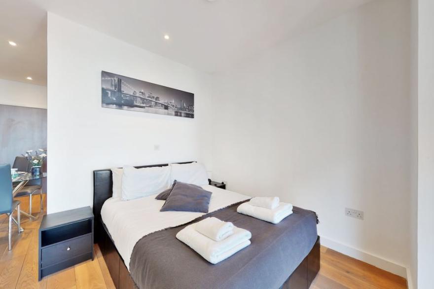 REM - Superb Studio in Greenwich with balcony & roof top