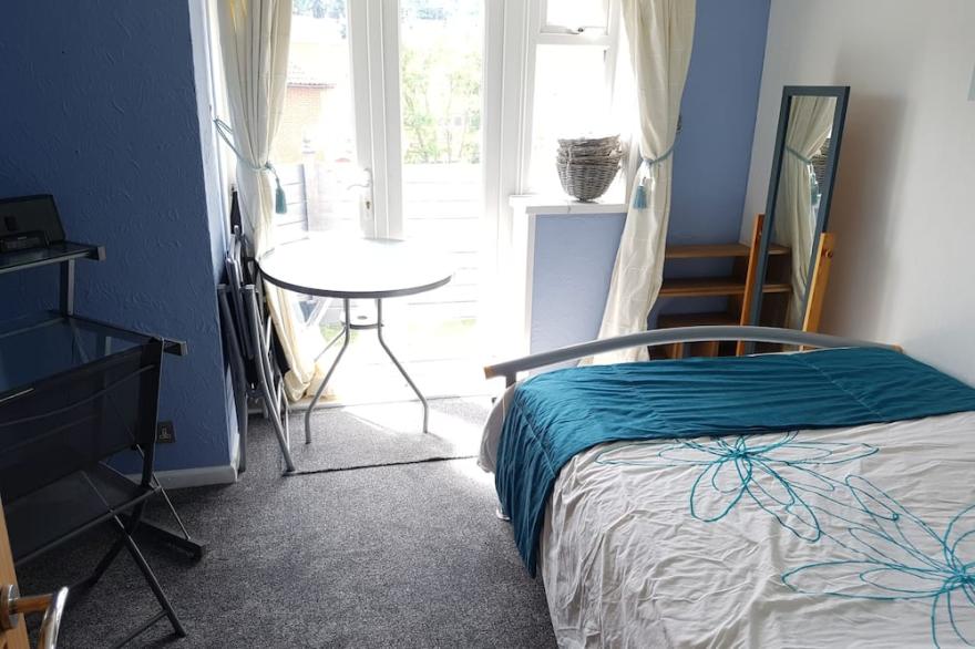 Modern with Terrace / town views, 2 mins to Town Centre, 5 mins to Harbour