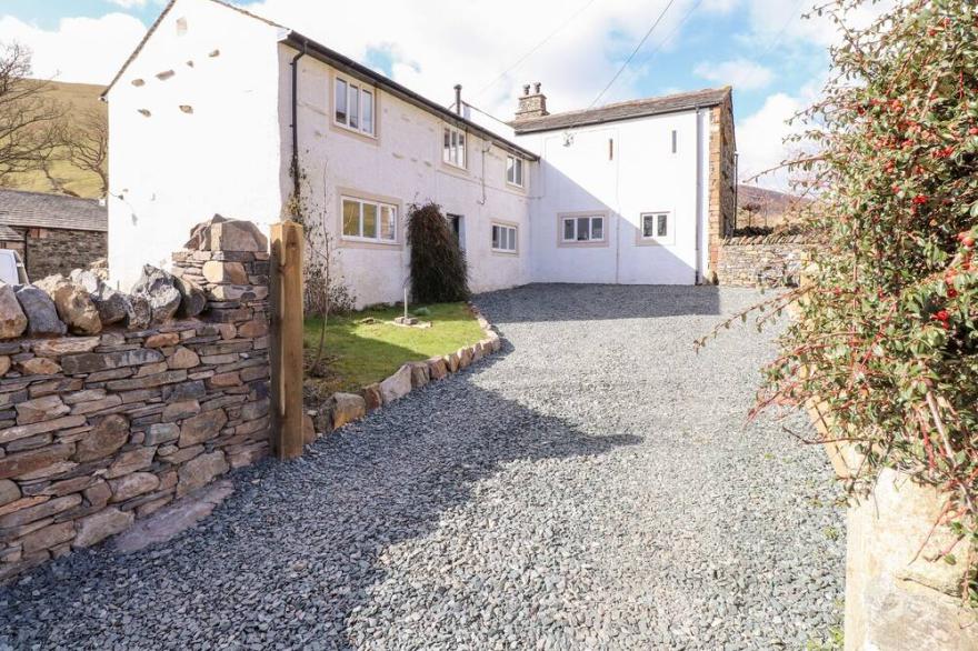 ONE TOWN END, pet friendly, character holiday cottage in Mungrisdale