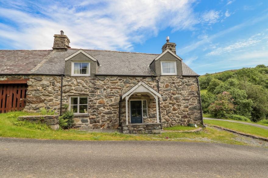 TY GLAN YR AFON, pet friendly, with open fire in Dolgellau