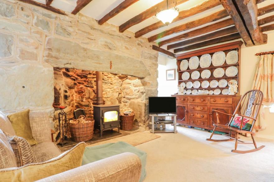TY GLAN YR AFON, pet friendly, with open fire in Dolgellau