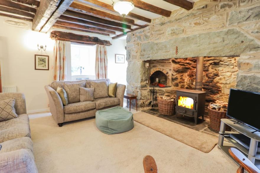 TY GLAN YR AFON, pet friendly, with open fire in Dolgellau