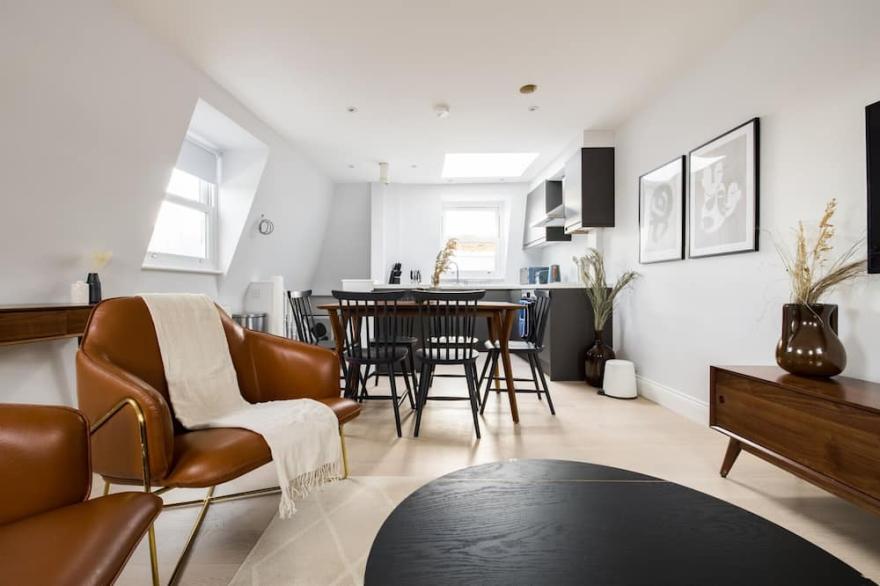 The Margravine Maisonette - Modern & Bright 2BDR Flat