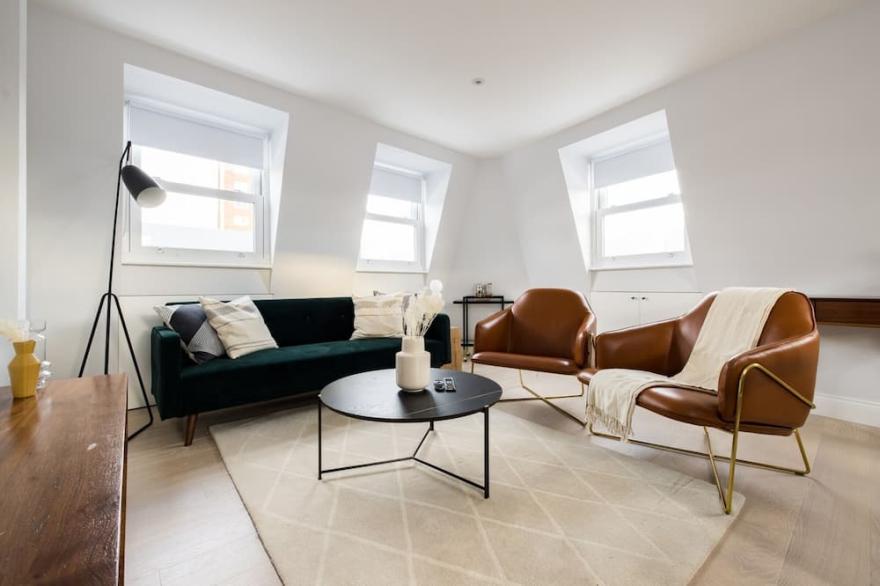 The Margravine Maisonette - Modern & Bright 2BDR Flat