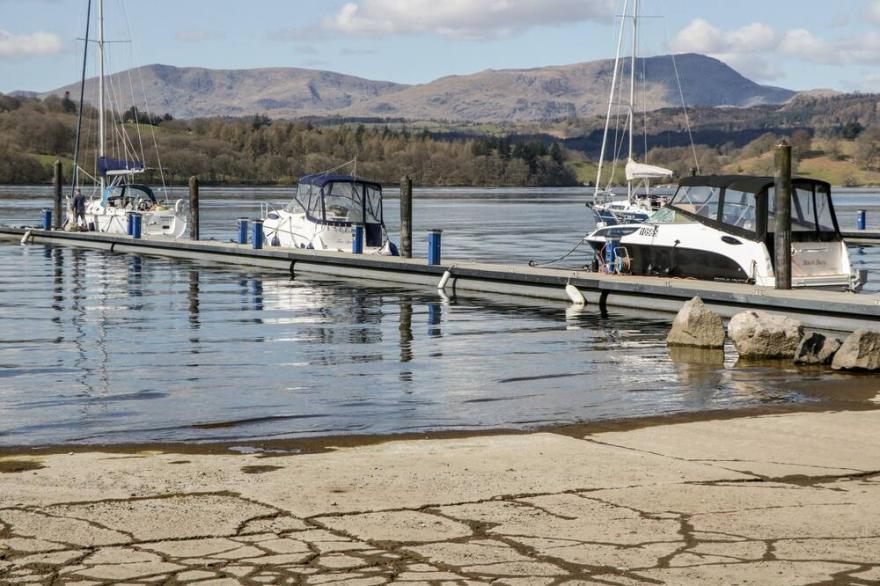 LADY LANDLESS LODGE, pet friendly, with a garden in Windermere