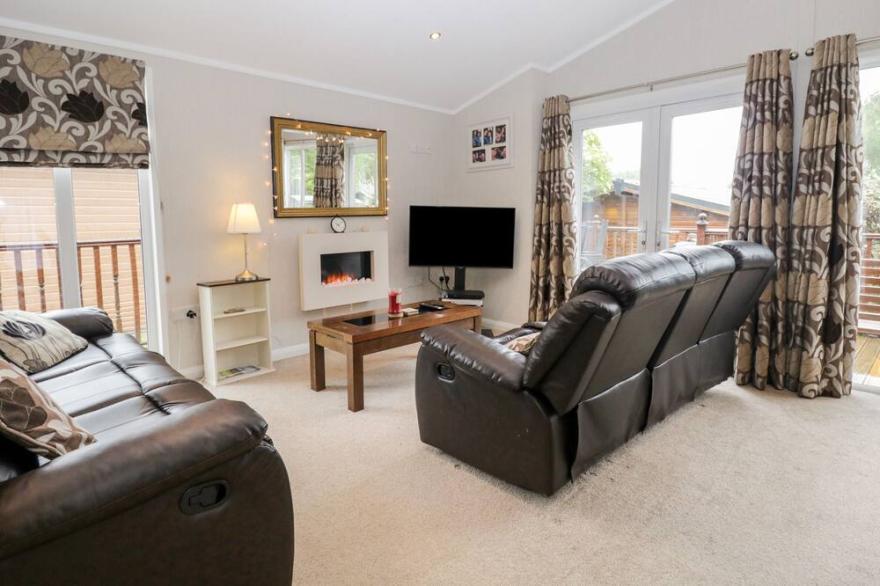 LADY LANDLESS LODGE, pet friendly, with a garden in Windermere