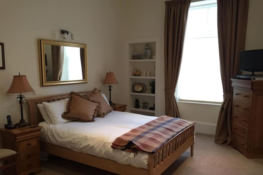 Luxurious House Just 100 Yards Away from the Old Course!