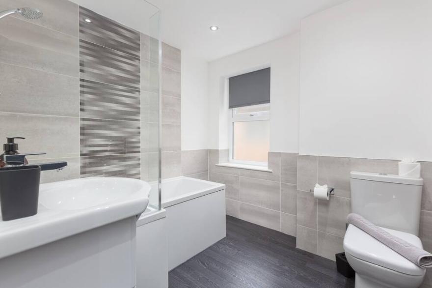 Modern 2 Bed Family Apartment, Central Location, Close to the beach