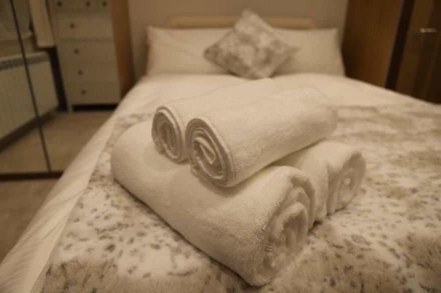 Gateshead's Amethyst 3 Bedroom Apt, Sleeps 6 Guest