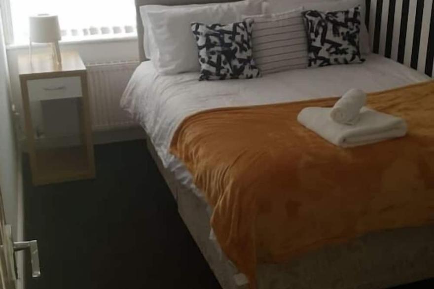Gateshead's Amethyst 3 Bedroom Apt, Sleeps 6 Guest