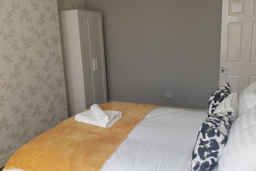 Gateshead's Amethyst 3 Bedroom Apt, Sleeps 6 Guest