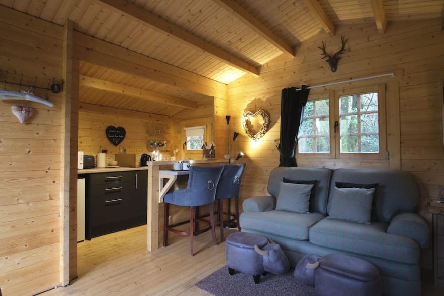 Punch Tree Cabins, Couples, Hot Tub Wood Burning