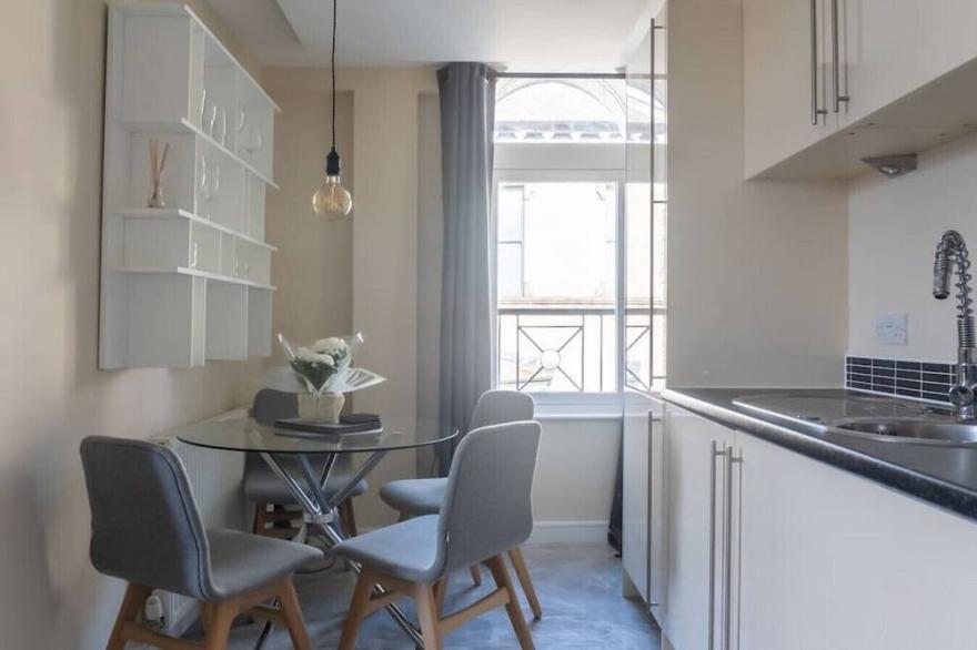 Newly refurbished beautiful town centre apartment