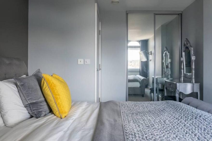 Newly refurbished beautiful town centre apartment
