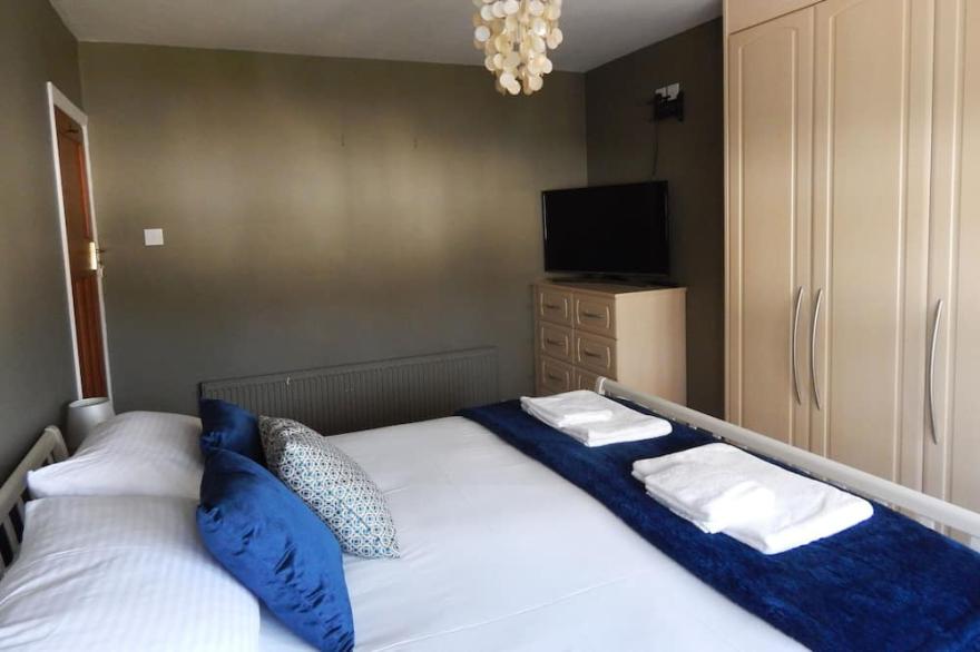 Comfortable duluxe spacious house with lovely front and rear gardens