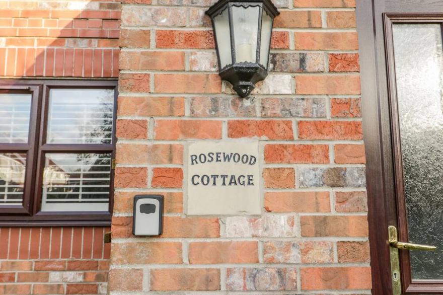 ROSEWOOD COTTAGE, pet friendly, with a garden in Flamborough