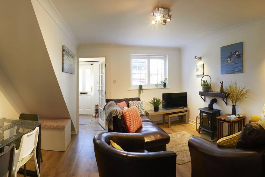 ROSEWOOD COTTAGE, pet friendly, with a garden in Flamborough