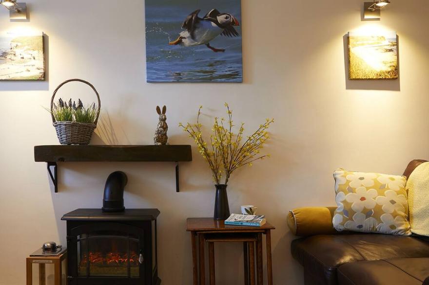 ROSEWOOD COTTAGE, pet friendly, with a garden in Flamborough
