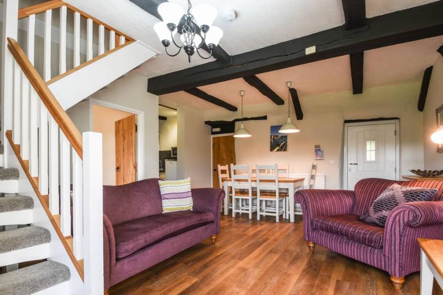 HOLLY COTTAGE, pet friendly, with a garden in Halwill Junction