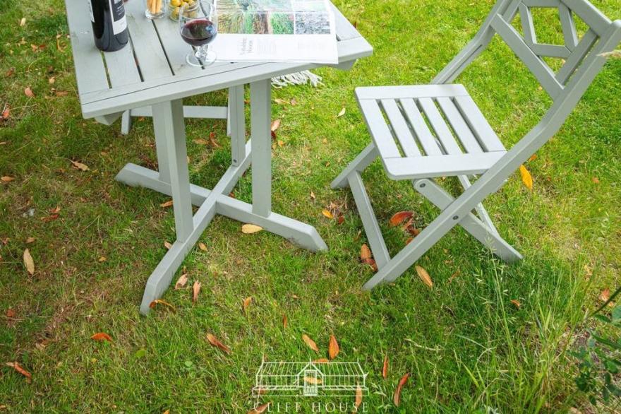 One bedroomed holiday cottage that sleeps up to 2, with off road car parking and shared indoor pool