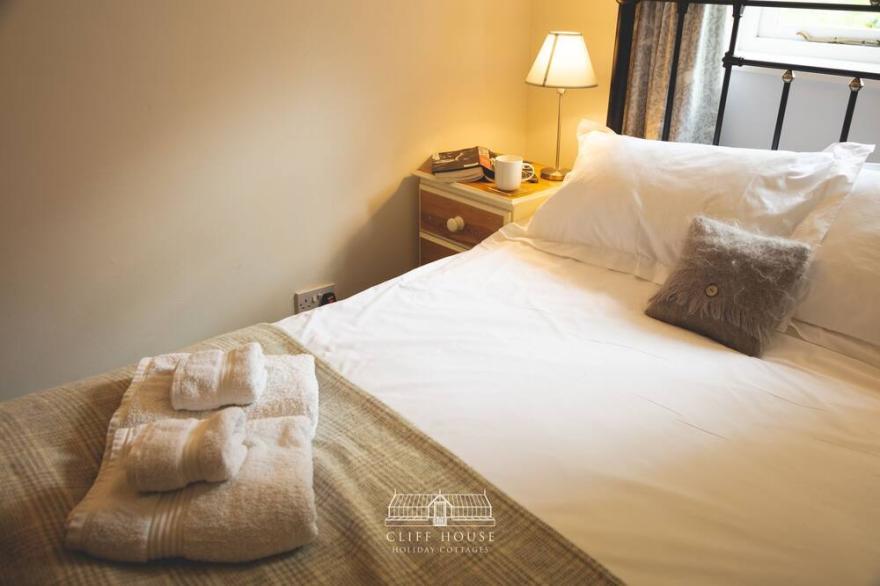 One bedroomed holiday cottage that sleeps up to 2, with off road car parking and shared indoor pool