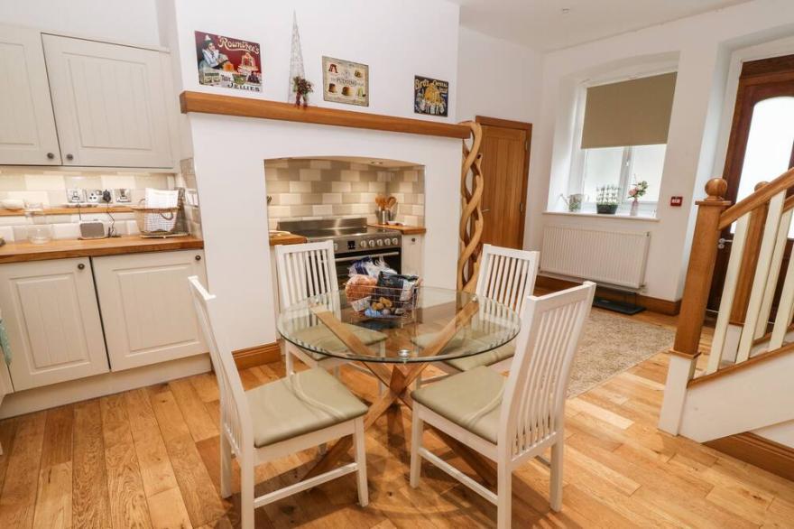 ON THE STRAITS, family friendly, with a garden in Menai Bridge