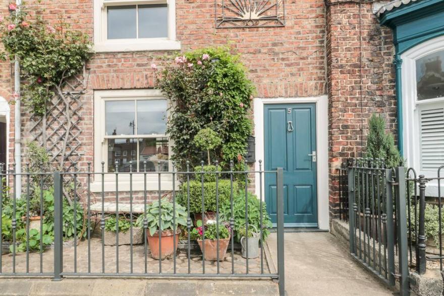 5 COLLEGE SQUARE, pet friendly in Stokesley