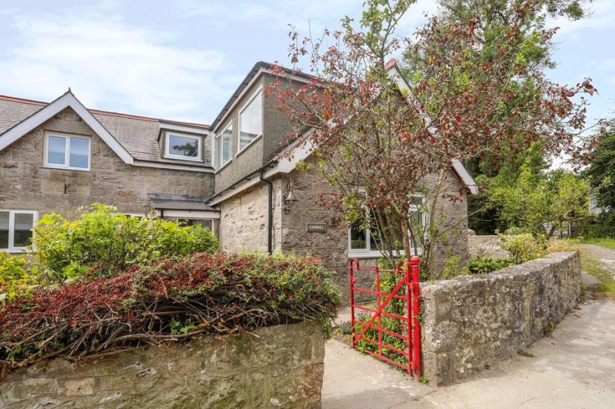 GORWEL, pet friendly, character holiday cottage in Moelfre