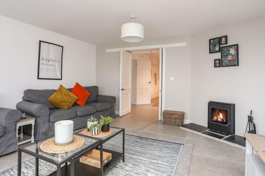 GORWEL, pet friendly, character holiday cottage in Moelfre