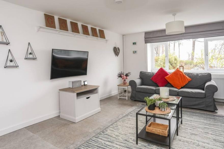 GORWEL, pet friendly, character holiday cottage in Moelfre