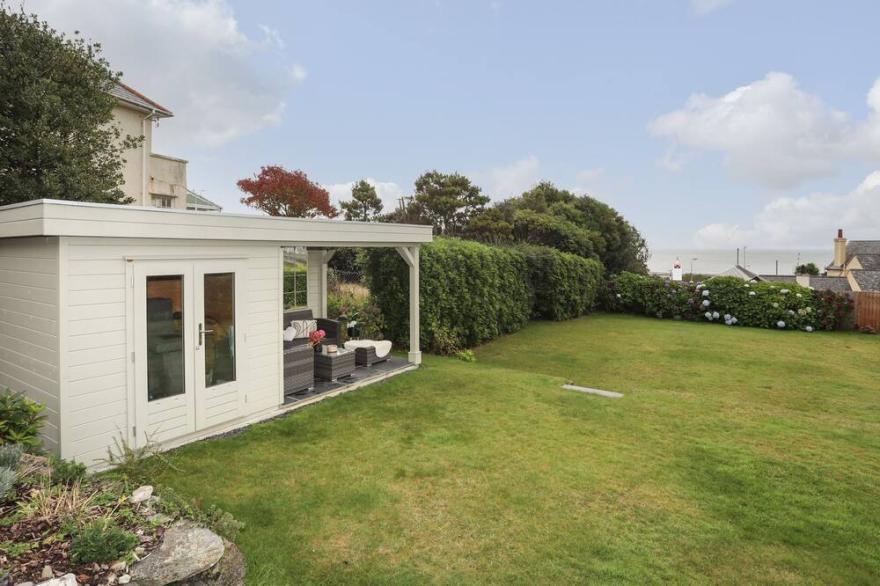NANT Y WYDDAN, family friendly, with open fire in Criccieth
