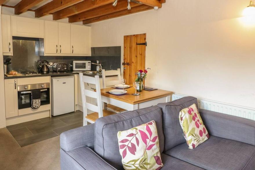 BELLA'S COTTAGE, pet friendly, with hot tub in Halwill Junction