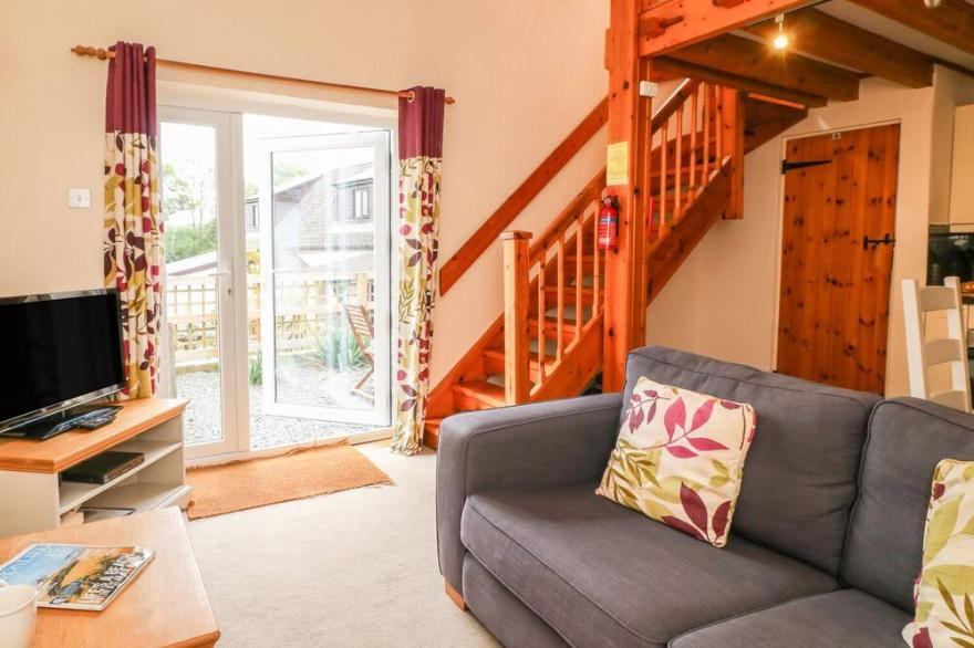 BELLA'S COTTAGE, pet friendly, with hot tub in Halwill Junction