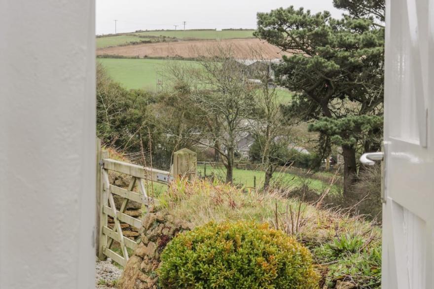THE OLD STUDIO, romantic, character holiday cottage in St Just