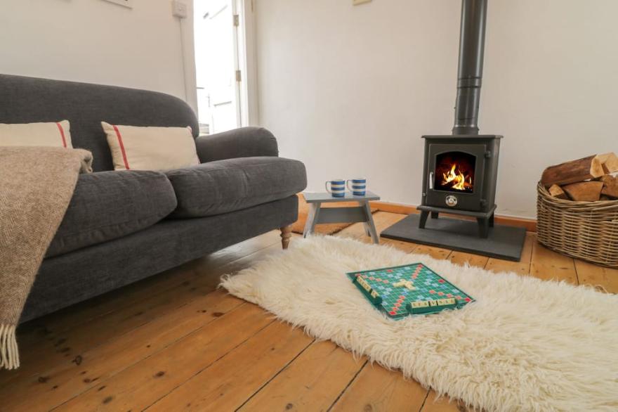 THE OLD STUDIO, romantic, character holiday cottage in St Just