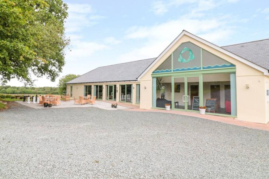 PRIMROSE COTTAGE, pet friendly, with a garden in Halwill Junction