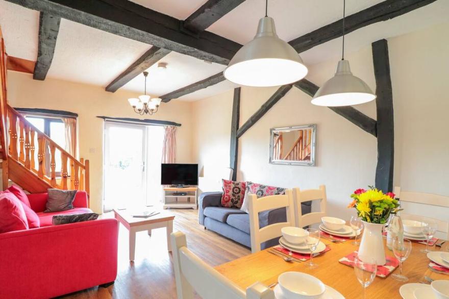 PRIMROSE COTTAGE, pet friendly, with a garden in Halwill Junction