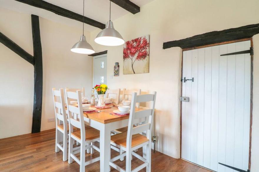 PRIMROSE COTTAGE, pet friendly, with a garden in Halwill Junction