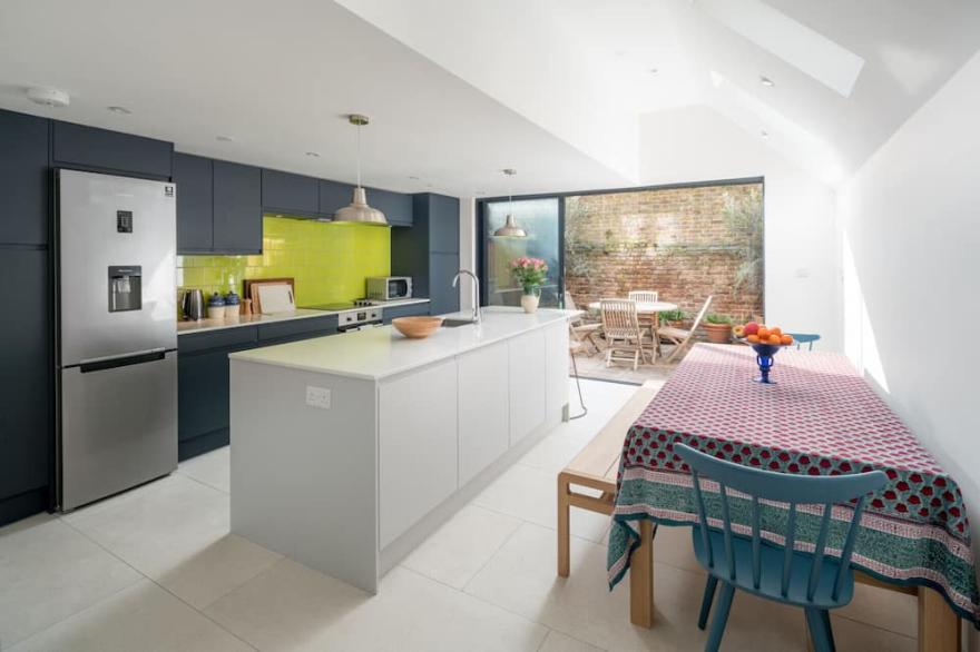 ALTIDO Modern 3-bed house w/ garden