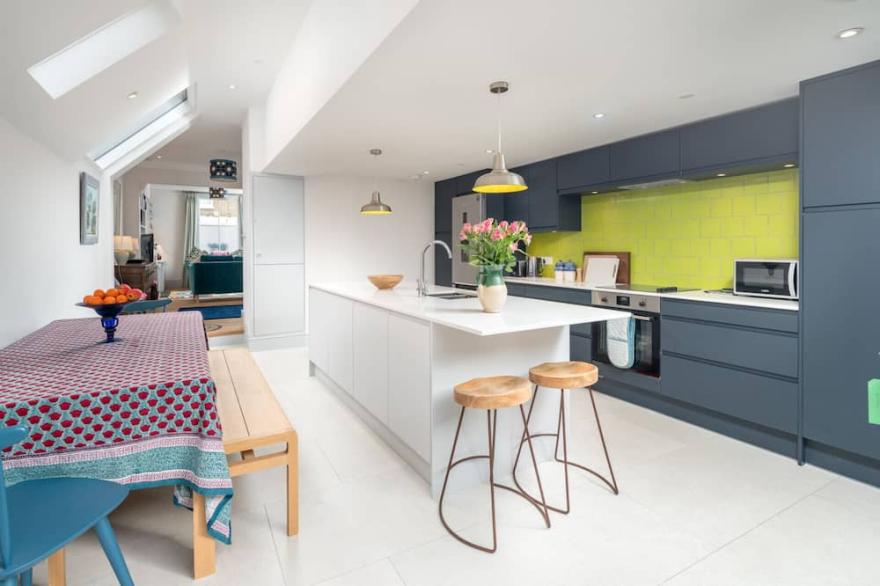 ALTIDO Modern 3-bed house w/ garden