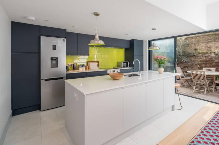 ALTIDO Modern 3-bed house w/ garden