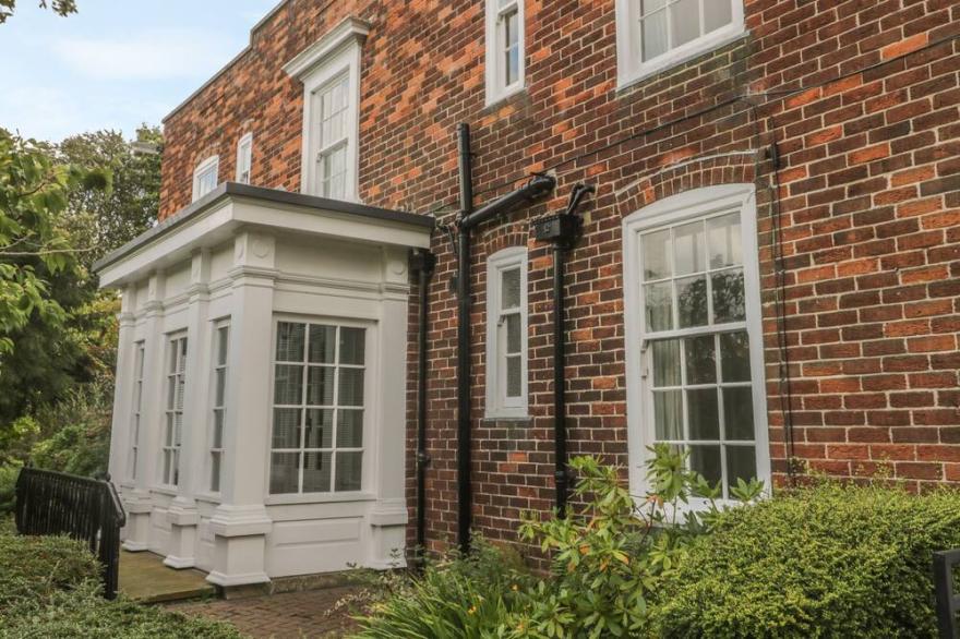 THE MANOR HOUSE, pet friendly, with hot tub in Scarborough
