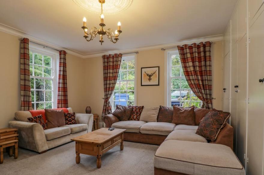 THE MANOR HOUSE, pet friendly, with hot tub in Scarborough