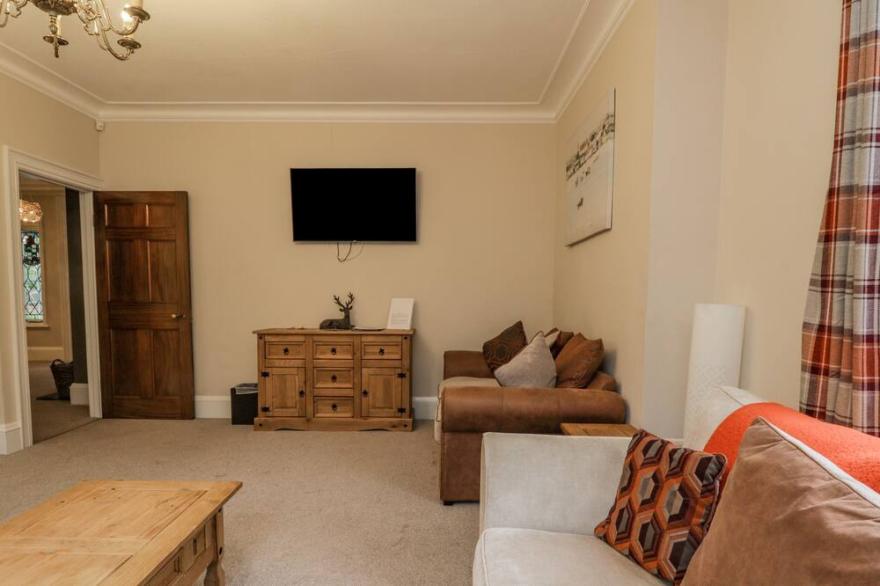 THE MANOR HOUSE, pet friendly, with hot tub in Scarborough