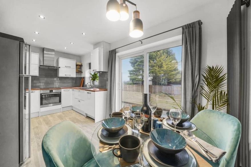 Stylish 2 bed house with parking & WIFI
